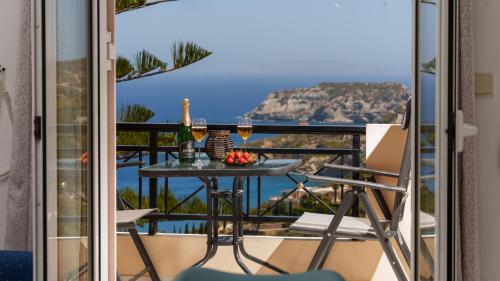  FNK Apartments with Sea View, Unterkunft in Agia Pelagia