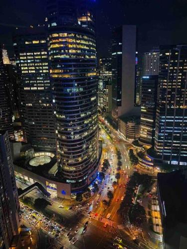 Air Residences Makati - fully furnished condo with skyline views!, Манила