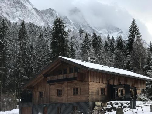 Chalet S - 5 Sterne Luxus Ferienhaus direkt am Eibsee und Zugspitze