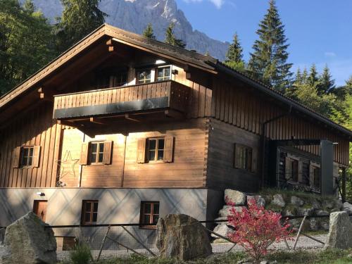 Chalet S - 5 Sterne Luxus Ferienhaus direkt am Eibsee und Zugspitze