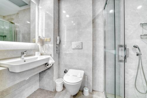Double or Twin Room image 4