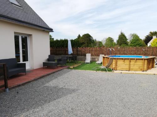 Agréable maison neuve, 4 personnes, piscine bois privée du 15 juin à mi-septembre