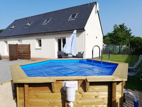 Agréable maison neuve, 4 personnes, piscine bois privée du 15 juin à mi-septembre