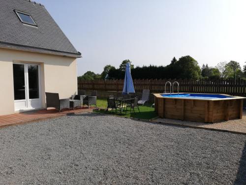 Agréable maison neuve, 4 personnes, piscine bois privée du 15 juin à mi-septembre