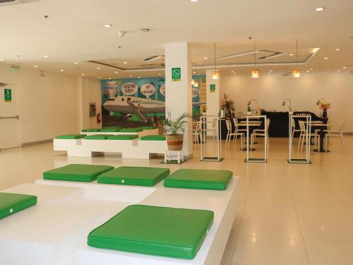 Shared lounge/TV area, Go Hotels Manila Airport Road in Pasay