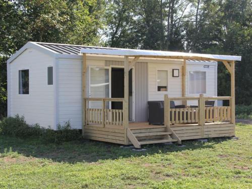 Compact 4 person chalet in Friesland in De Veenhoop