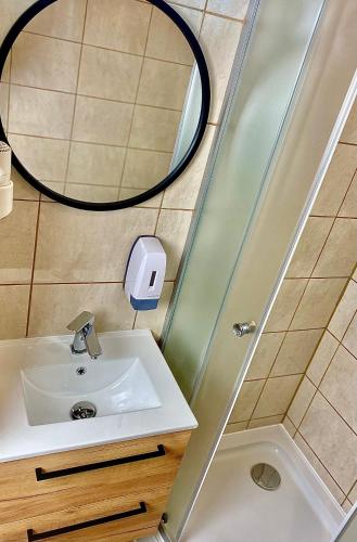 Old Tree Home & Restaurant