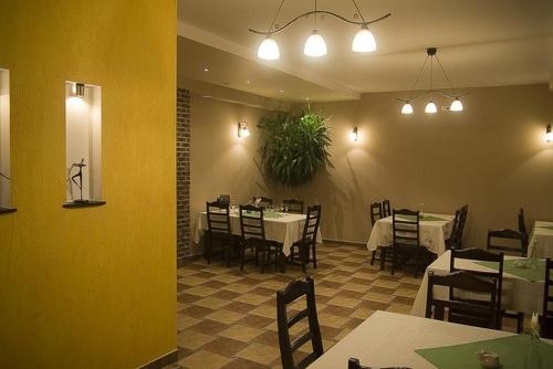 ห้องอาหาร, HOTEL LABEDY i Hostel Labedy in กลิวิซ