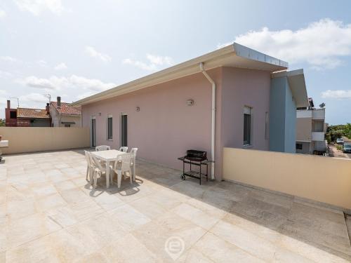  Sandy Retreat, Beachside Apartment with Terrace in Torre Grande