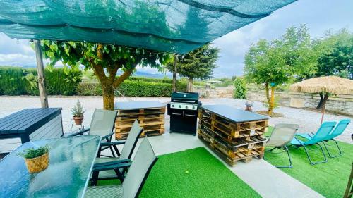 Finca Foremana - Tranquil country villa near Granada with pool table, BBQ, outdoor cinema, darts, games, plunge pool and hiking