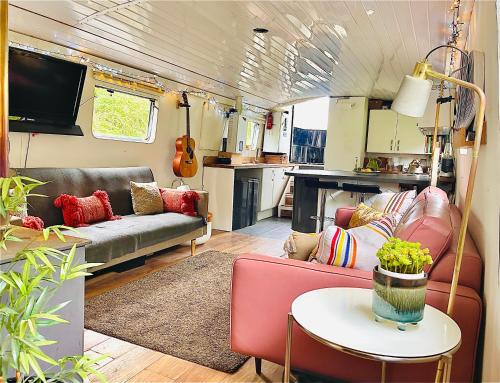 Boutique Boat Stays in Claverton