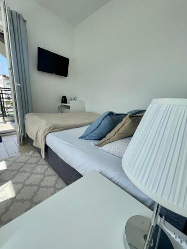Small Double Room image 8