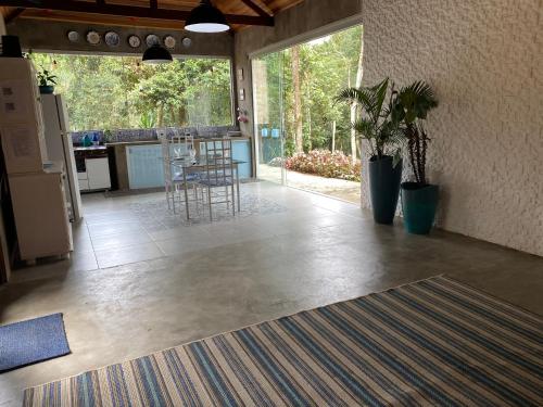 Casa de campo com muito verde e paz/2 quartos/Wi-Fi/churrasqueira/ deck/ trilha/ minha cachoeira