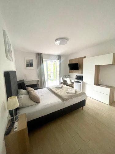 Triple Room with Bathroom image 6