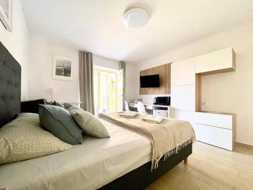 Triple Room with Bathroom image 4