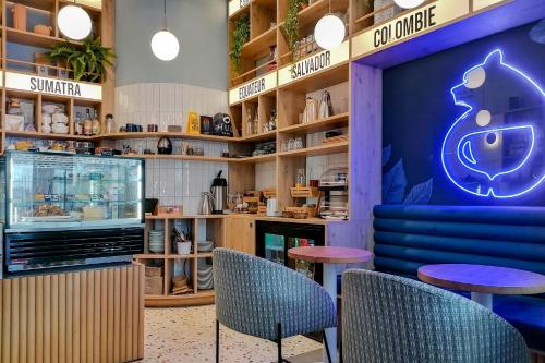 Instalaciones, Hotel du Centre in Train Station