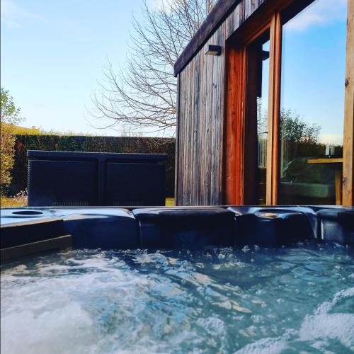 LE COTTAGE BARBIZONNAIS avec jacuzzi privé à partir de 10 ans (LE COTTAGE BARBIZONNAIS avec jacuzzi prive a partir de 10 ans) in Барбизон