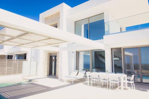 Starlight Villa Guro - 4bd, 4ba, 4min To Beach