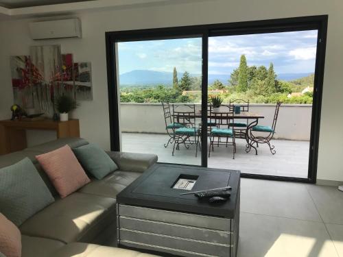 Villa avec piscine à débordement - vue exceptionnelle du Mont Ventoux - Saint saturnin les Avignon