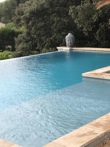 Villa avec piscine à débordement - vue exceptionnelle du Mont Ventoux - Saint saturnin les Avignon