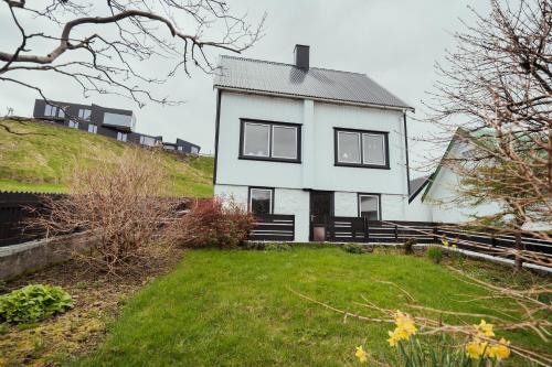 Unterkunft von außen, Serenity by the Sea / 3-BR House / Sea View in Soldarfjordur