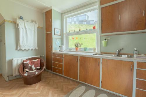 Küche, Serenity by the Sea / 3-BR House / Sea View in Soldarfjordur