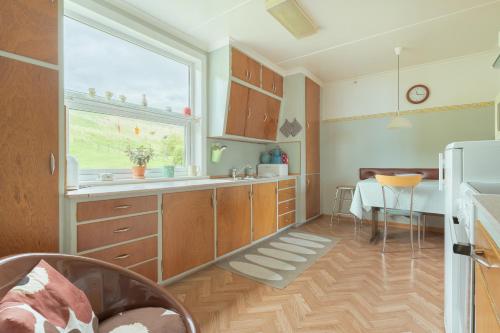 Küche, Serenity by the Sea / 3-BR House / Sea View in Soldarfjordur