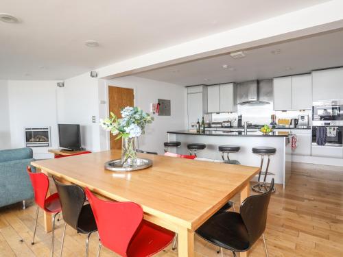 A szálláshely kívülről, Four The Quay in Red Wharf Bay