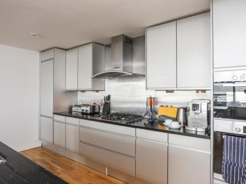 A szálláshely kívülről, Four The Quay in Red Wharf Bay