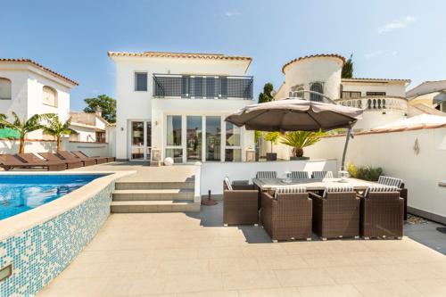 Villa with Private Pool image 6