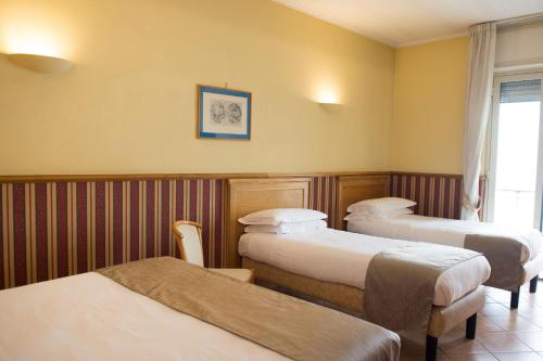 1 queen bed, 2 twin beds