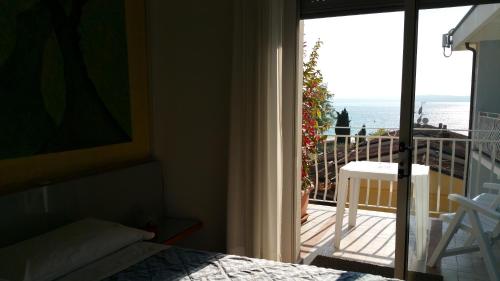 Double or Twin Room with Lake View image 10