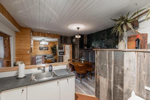 Køkken, Log cabin w riverfront & hot tub in Rileyville