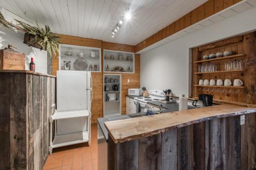 Køkken, Log cabin w riverfront & hot tub in Rileyville