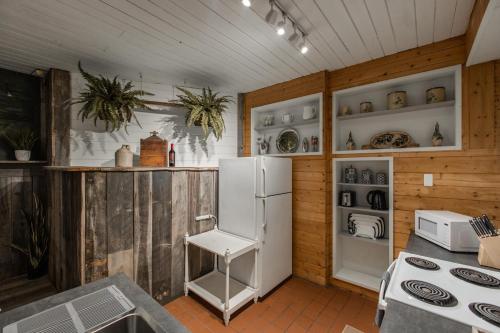 Køkken, Log cabin w riverfront & hot tub in Rileyville