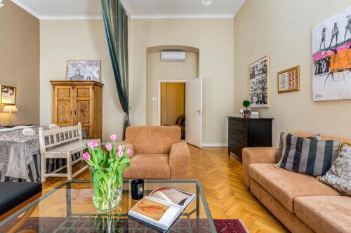 SUPER CHIC with Balcony - image 5