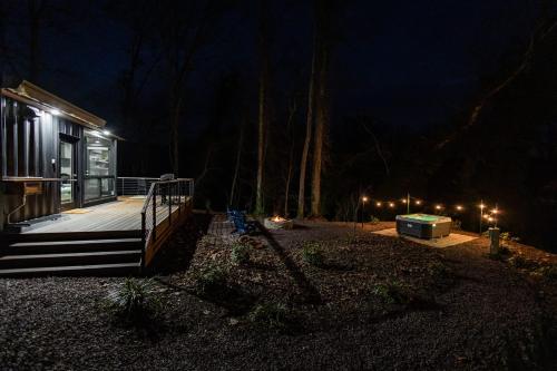 Modern Riverside Cabin w Hot Tub Fire Pit Kayaks in Rileyville