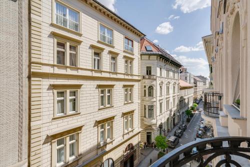 SUPER CHIC with Balcony - image 3