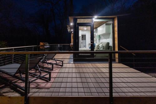 Altan/terrasse, Riverside Tiny Cabin w Hot Tub, Fire Pit, & Kayaks in Rileyville