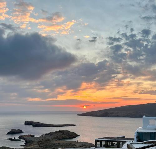 Cycladic style Maisonette with staggering sea view