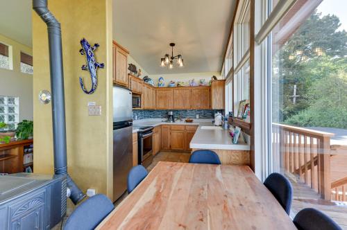 Oceanfront Clam Beach House with Private Hot Tub! - image 7