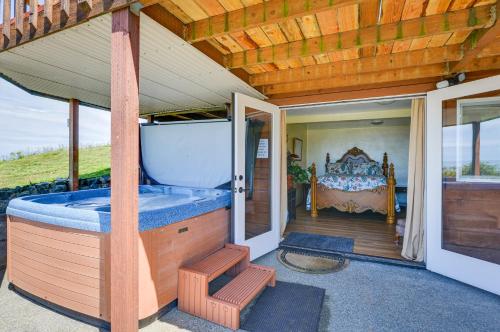 Oceanfront Clam Beach House with Private Hot Tub! - image 10