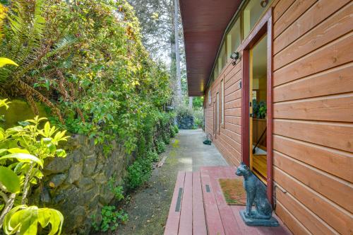 Oceanfront Clam Beach House with Private Hot Tub! - image 3