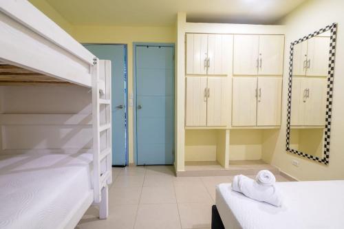 1 queen bed, 1 bunk bed
