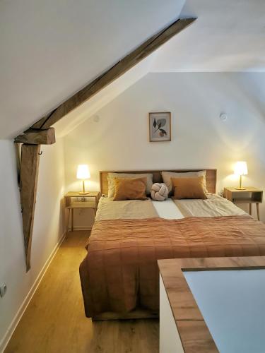 1 queen bed, 1 sofa bed