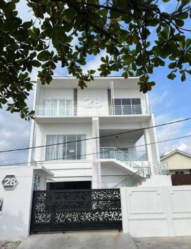 Disewakan Rumah 3 Lantai View Laut