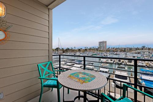 303B Perfect Location Beach Across the Street - Walk to Shops Dining - Harbor Views in Oceanside, USA