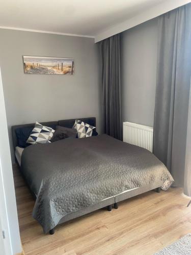 1 queen bed, 1 twin bed