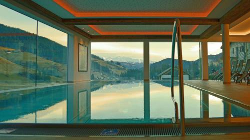 Peldbaseins, Hotel Trenker in Braies