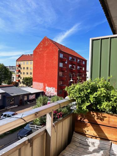 Oasis Hideaway midst City Center - Tap to explore photos